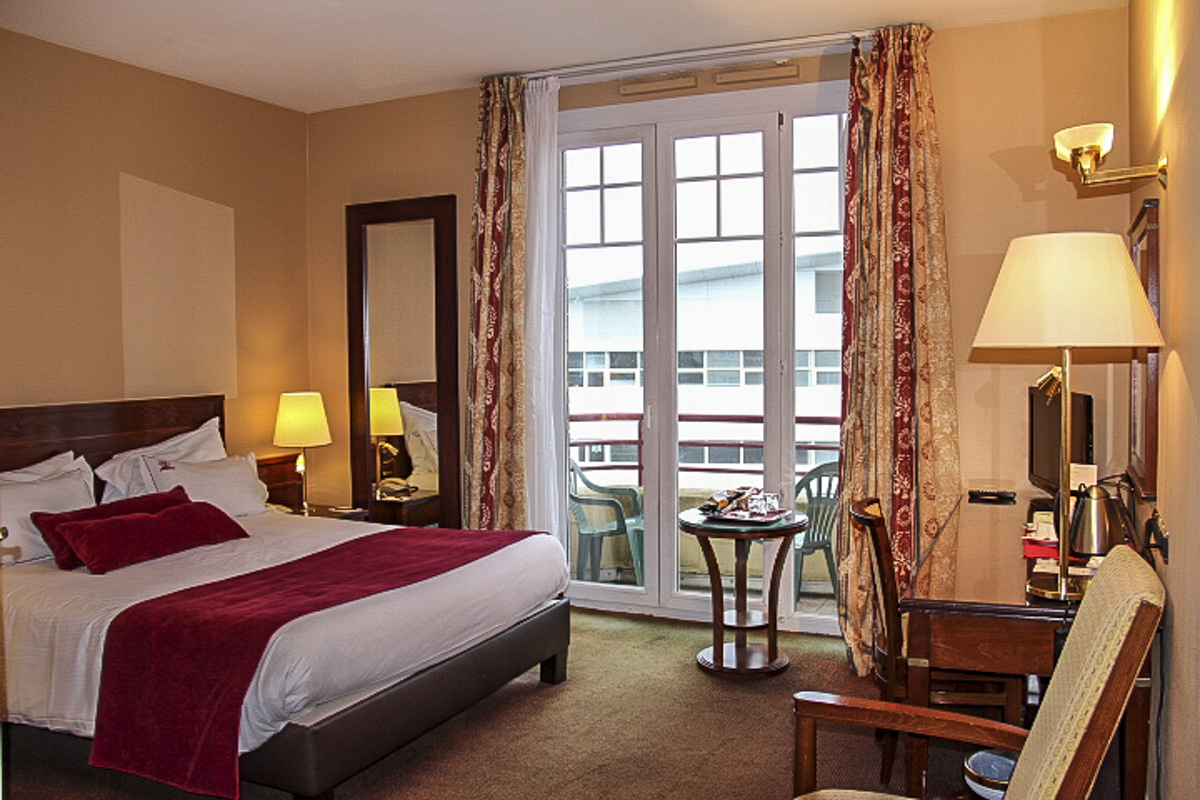 Bedroom at the Matelote Hotel in Boulogne sur Mer, France 2314