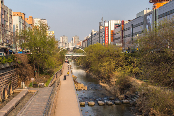 Cheonggyecheon stream in Dongdaemun Shopping District in Seoul, South Korea