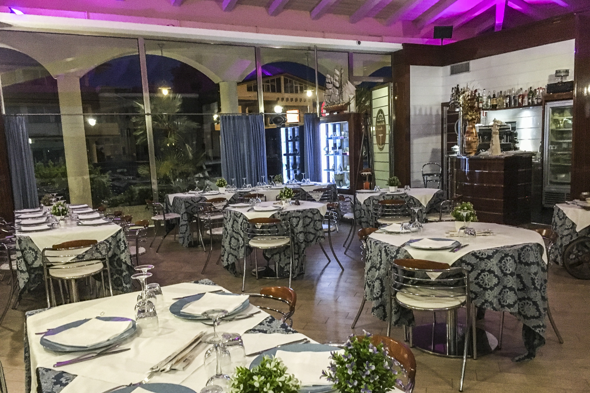 Fine dining at the Hotel Villa Elena in Tortoreto Lido in Abruzzo, Italy  7030