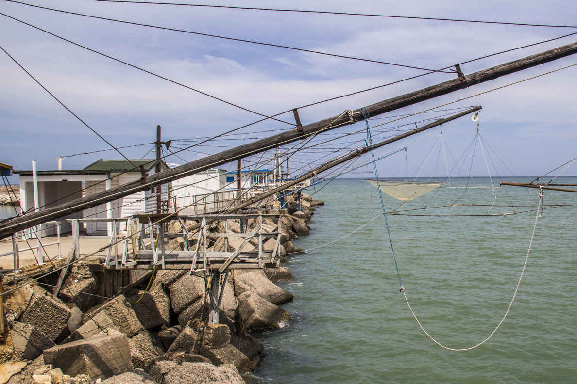 Fishing huts along the sea front at Giulianova in Abruzzo, Italy  9506