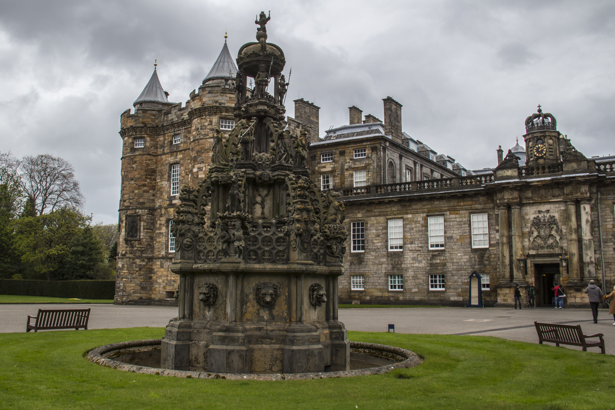 Rennaissance Fountain in the forecourt of Holyroodhouse Palace in Edinburgh 6781