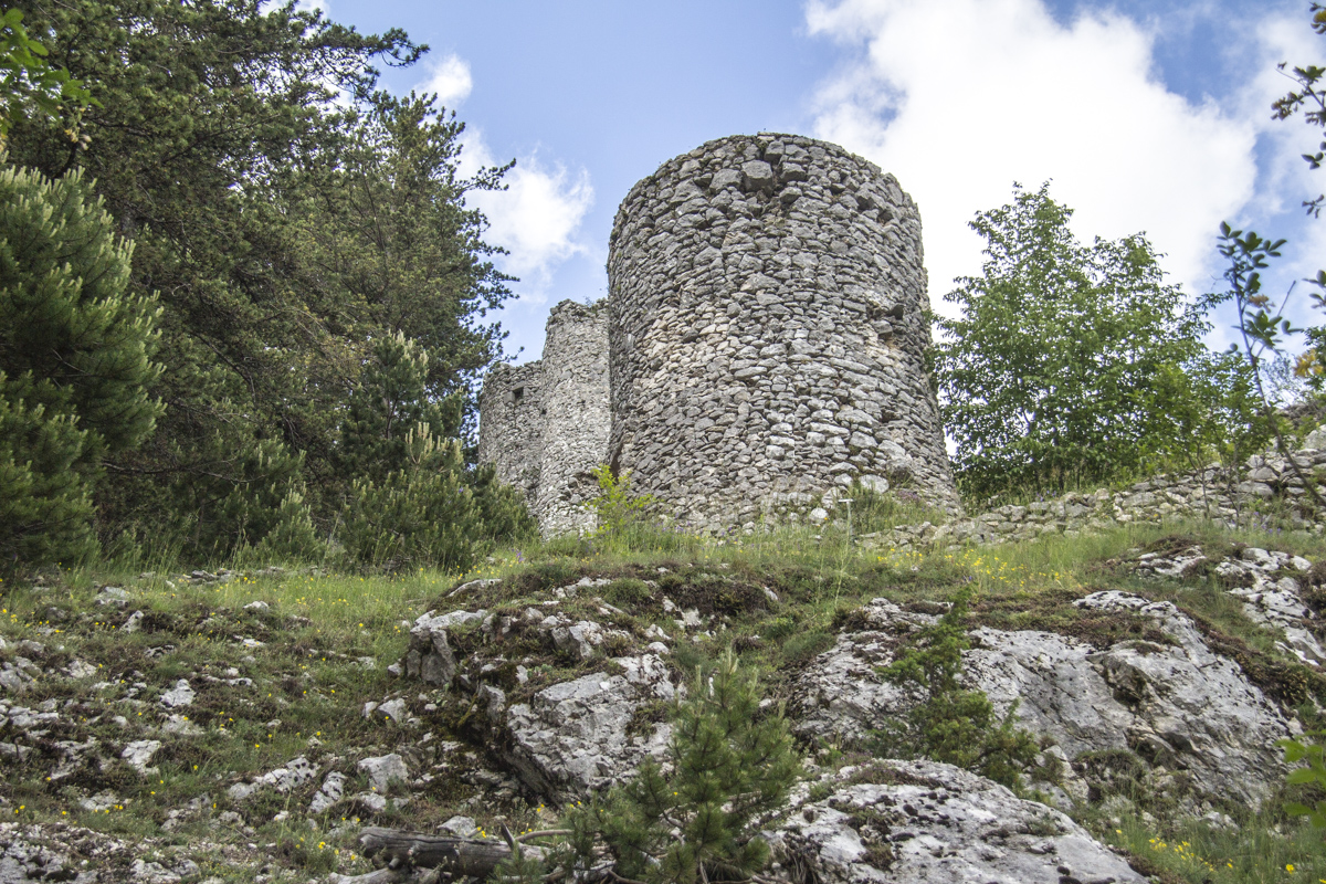 Ruins of Castel Mancino above Pescasseroli, Abruzzo, Italy 9928