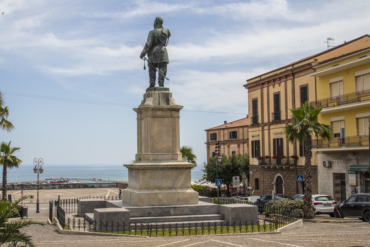 Statue of Vittorio Emenuele II in Piazza Libertá in Giulianova in Abruzzo, Italy  9449