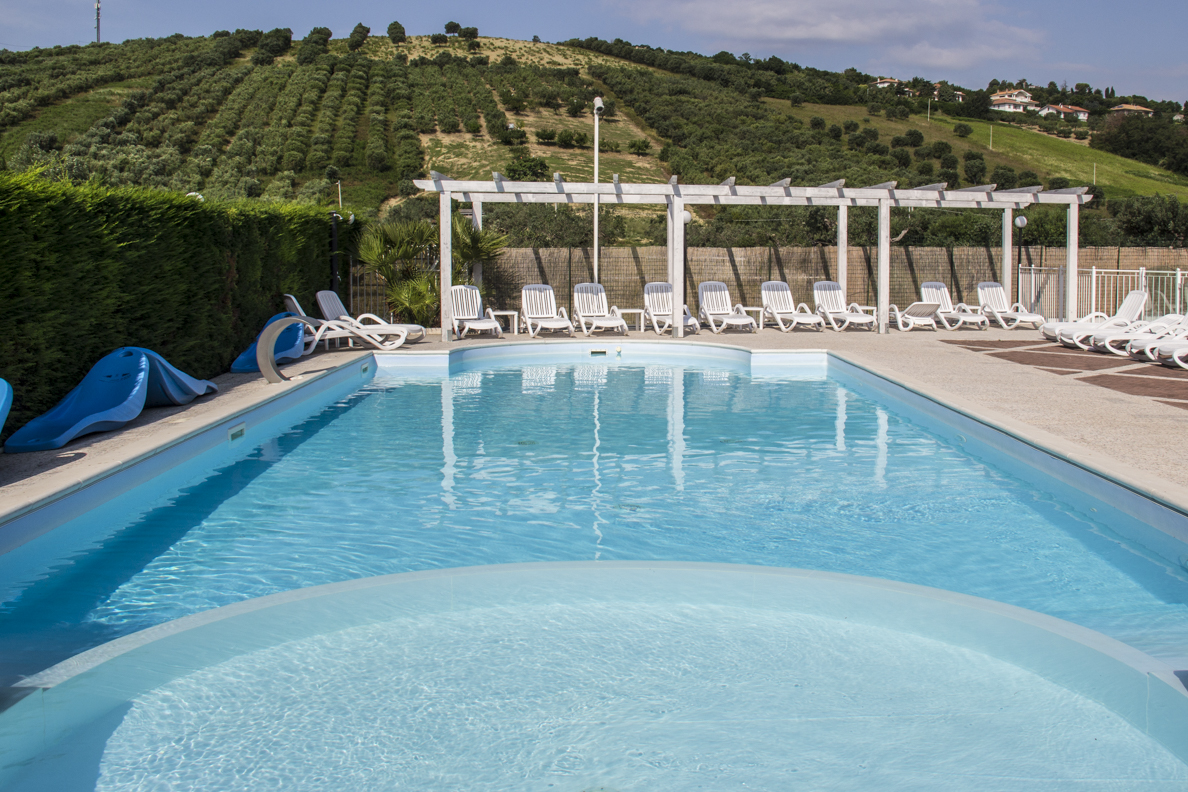 Swimming pool at hotel Villa Elena in Tortoreto in Abruzzo, Italy  9217